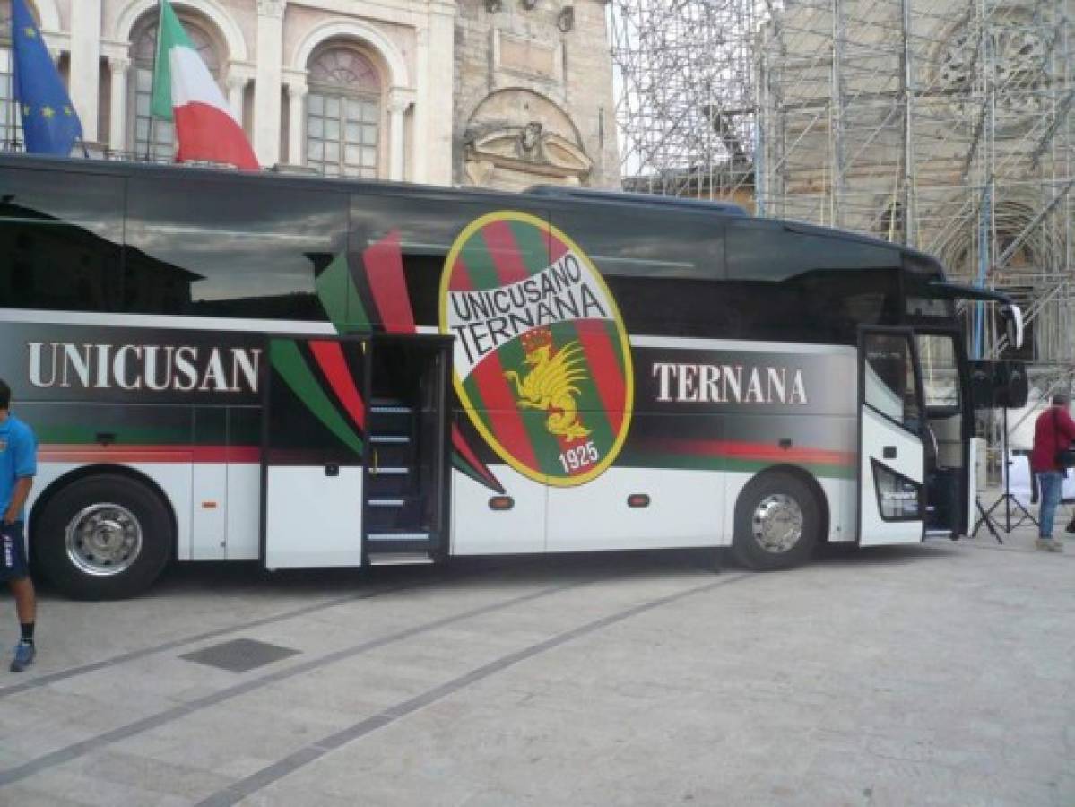 Los lujosos autobuses en lo que se transportan los legionarios hondureños