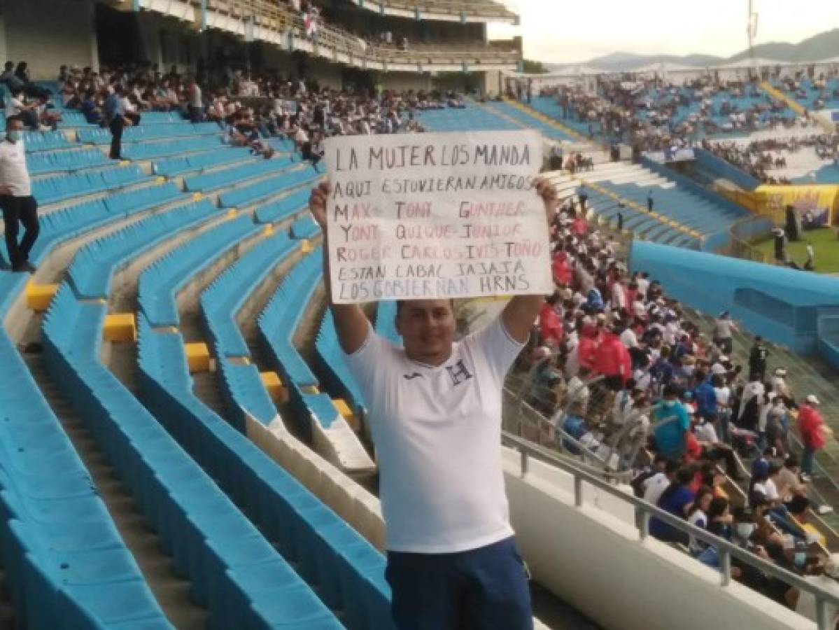 ¡Pancartas, Batman y un astronauta! El ambientazo en el Olímpico para el Honduras vs. Costa Rica