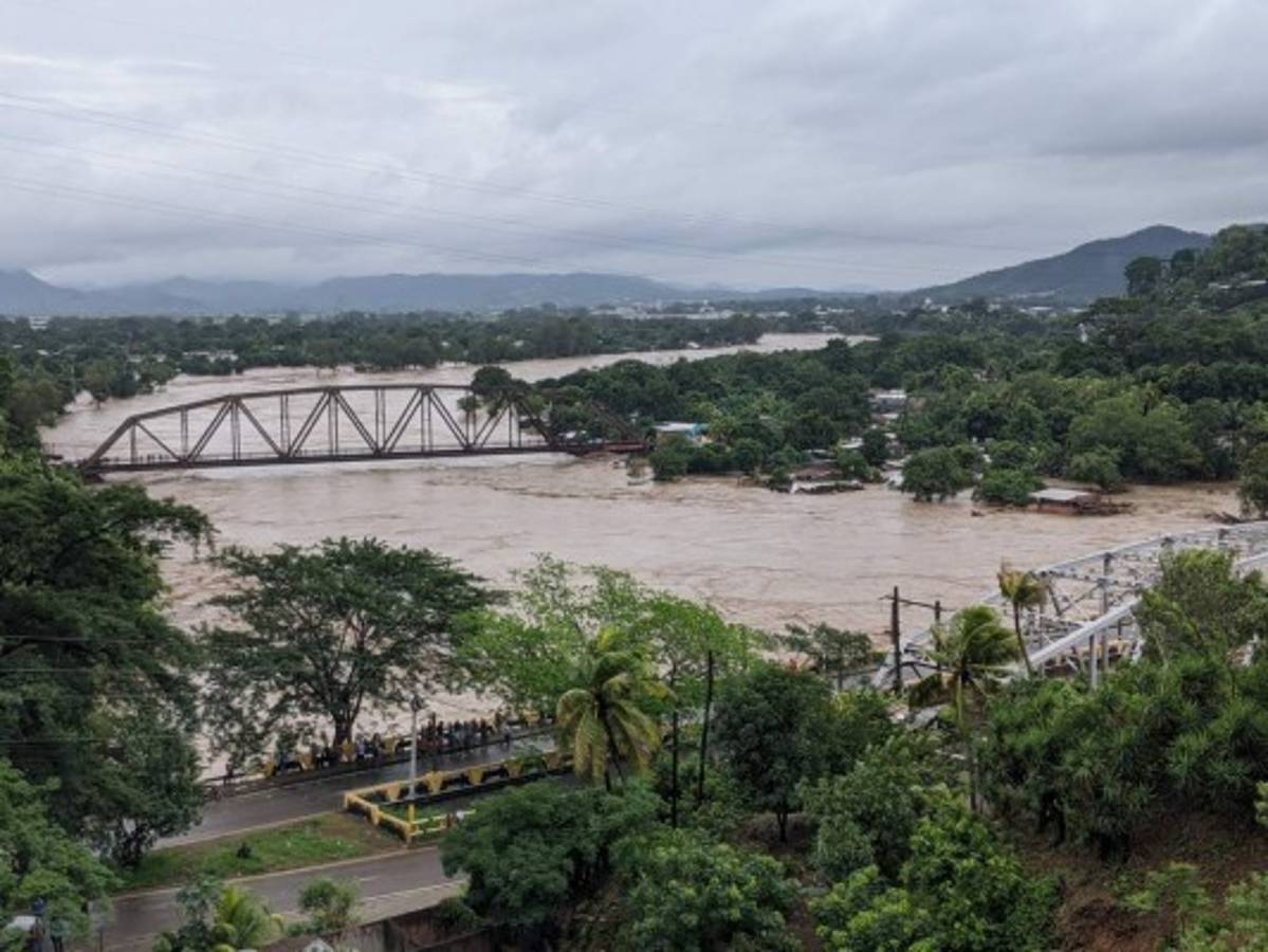 Alerta en el Valle de Sula: Río Chamelecón se desborda tras las torrenciales lluvias por Iota