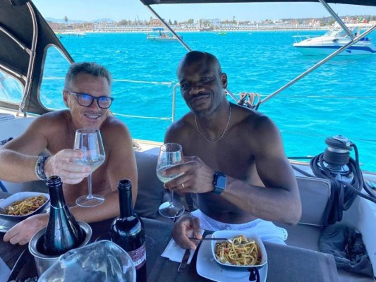 ¡De lujo! Las vacaciones del hondureño David Suazo en familia en la isla de Cerdeña