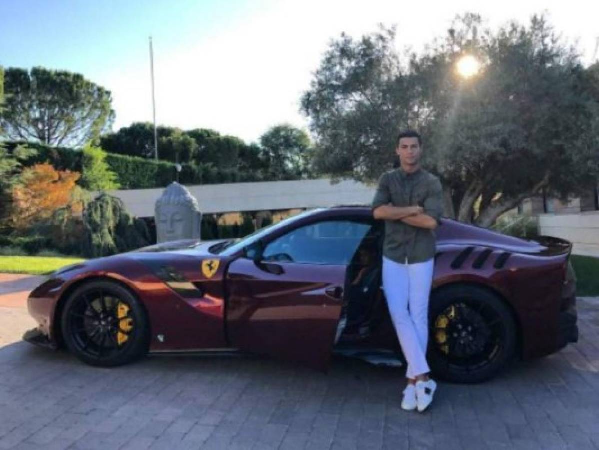 CR7 sueña con ellos: Cristiano Ronaldo escoge la mejor alineación de los espectaculares autos Bugatti