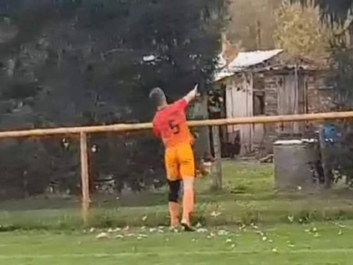 Escándalo: Futbolista croata fue expulsado por matar a una gallina en pleno partido