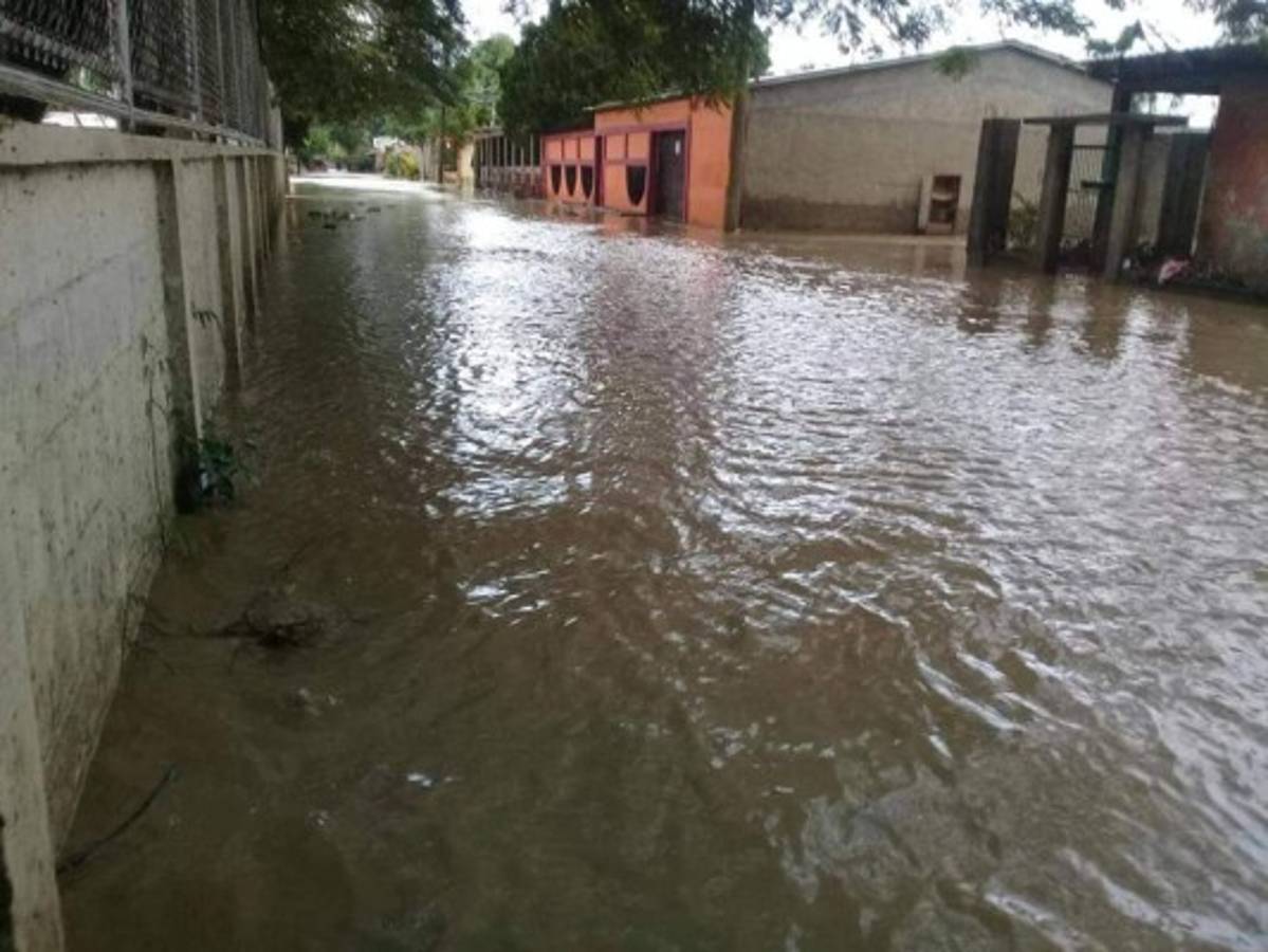 Alerta en el Valle de Sula: Río Chamelecón se desborda tras las torrenciales lluvias por Iota