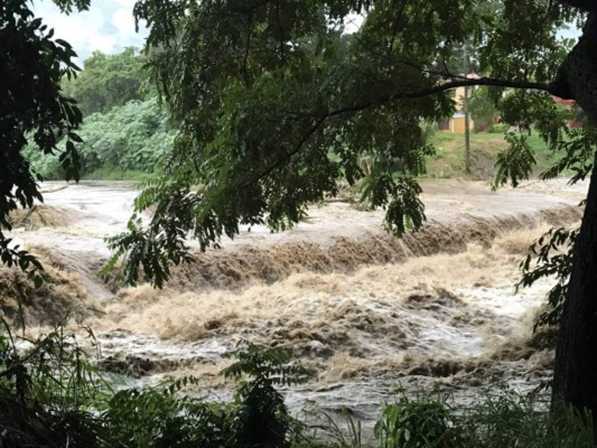 El impactante rescate de un niño sobre las bravas aguas de un río en Omoa