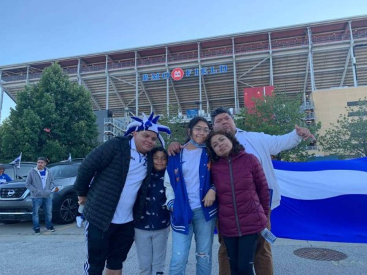 Un esposo canadiense y varias familias catrachas arribaron a Toronto para apoyar a Honduras