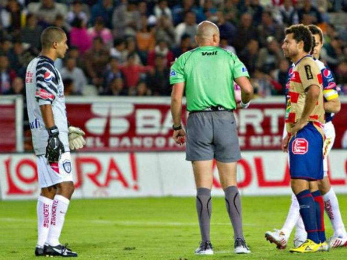 ¡Se pusieron los guantes! Jugadores de campo que tuvieron que defender el marco de su equipo