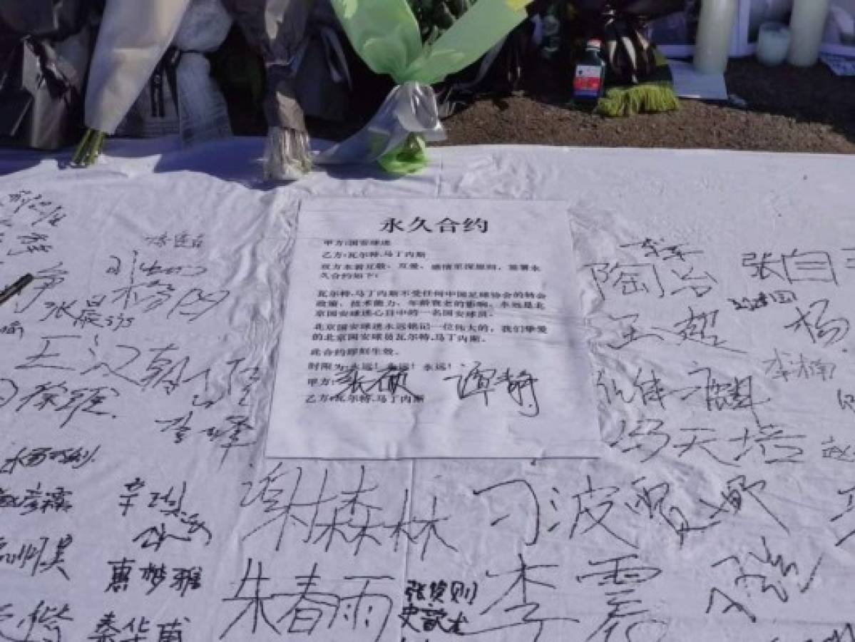 Beijing Guoan llora al 'Pery' Martínez y le honra con bonito altar en las afueras de su estadio