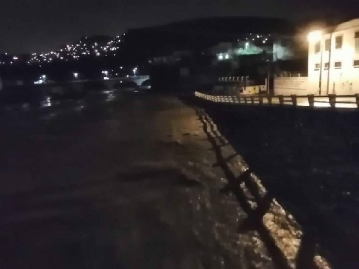 Impactantes fotos: El río Choluteca se desbordó anoche en Tegucigalpa tras el paso de Iota