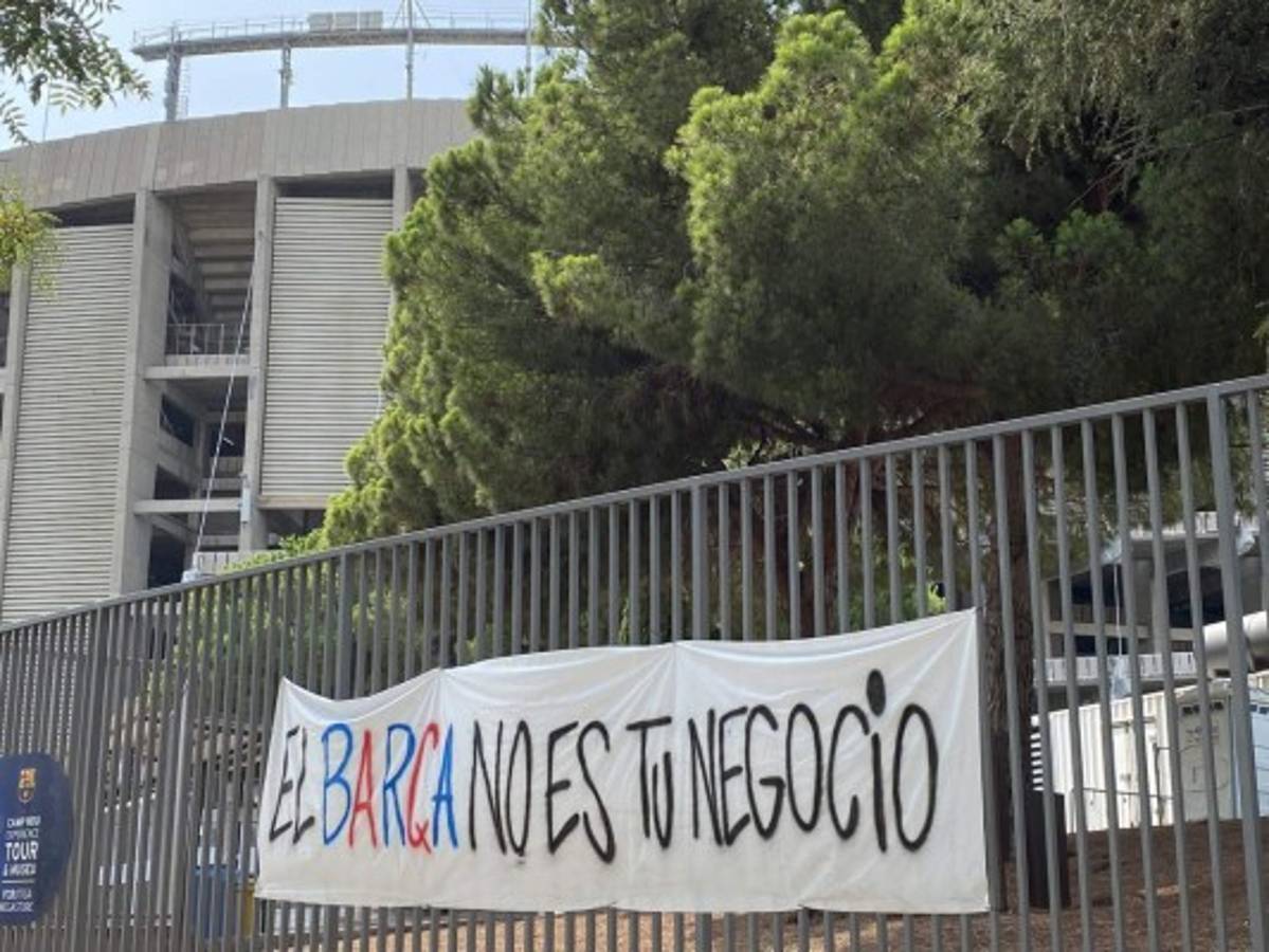 ''Engañaste a D10s'': afición del Barça ataca a Laporta en las afueras del estadio tras el adiós de Messi