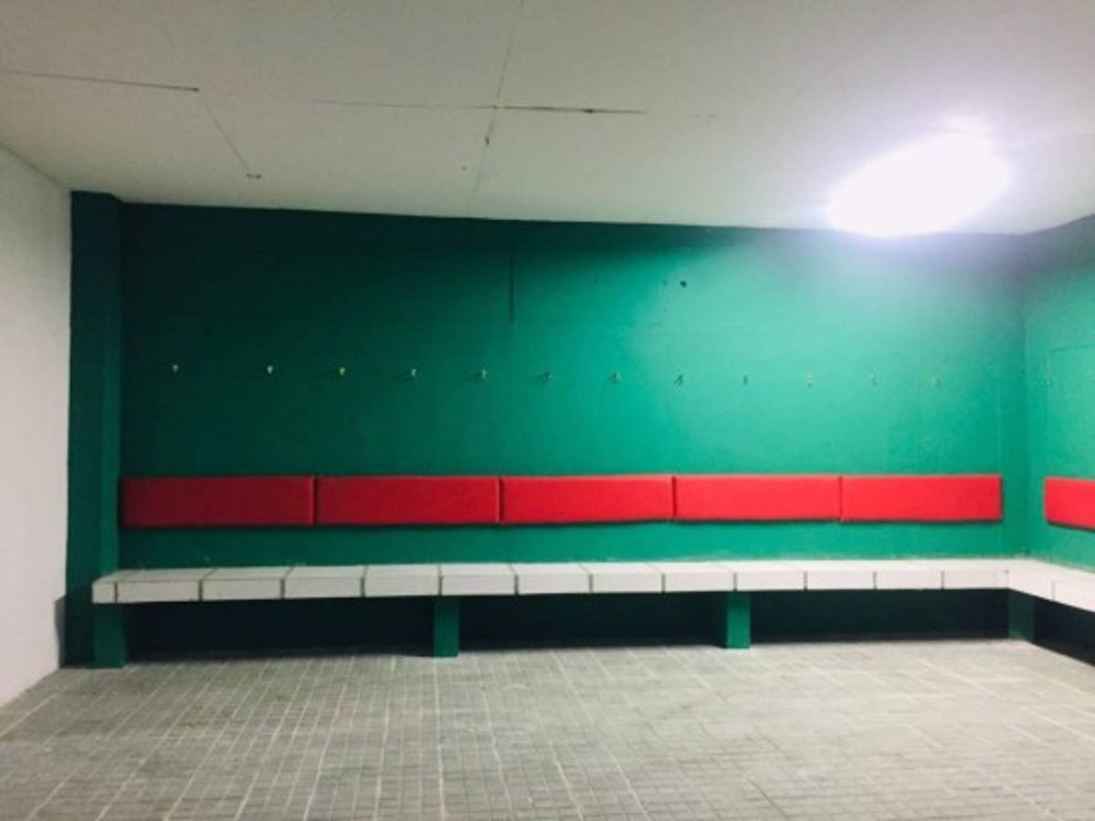 Contraste: Los camerinos de local y de visita en los estadios de Honduras