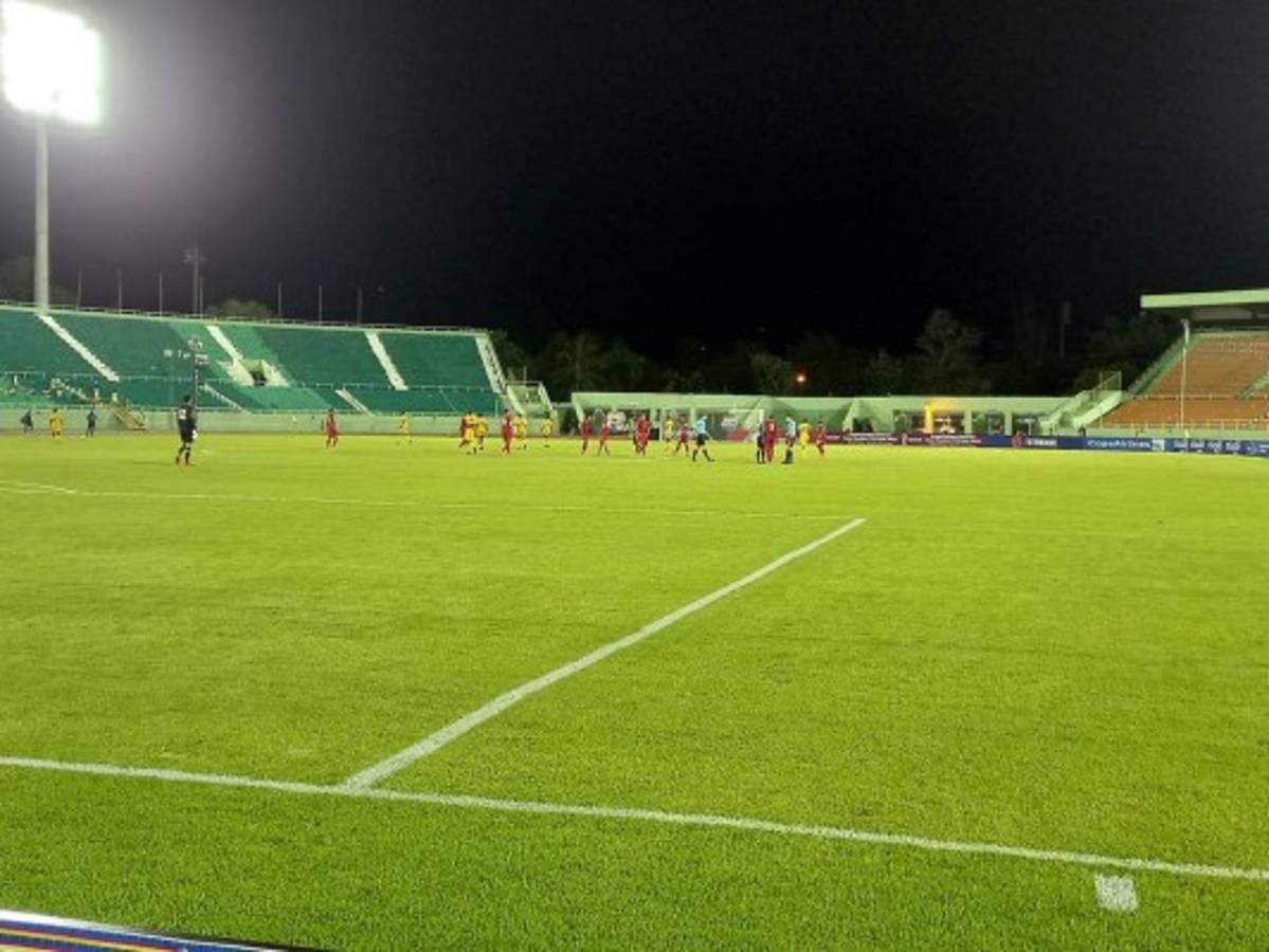 Los aficionados afuera del Cuscatlán, el cubano que llegó casi al entretiempo y la celebración de Alphonso Davies