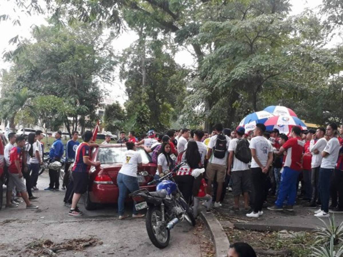 ENORME: La barra del Olimpia arropa al equipo previo a la final ante Santos