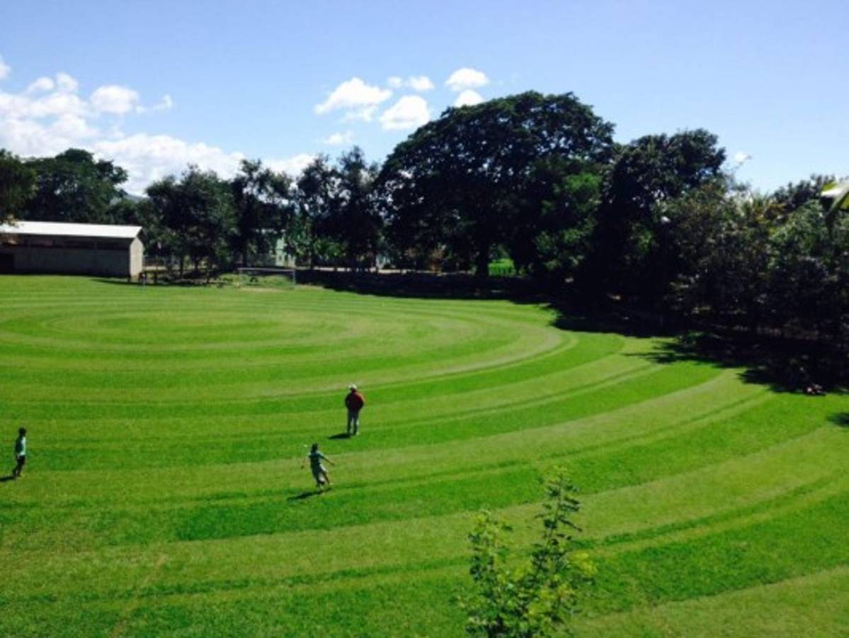 La preciosa cancha donde juegan fútbol burocrático en una aldea de Honduras