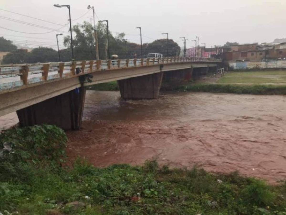 Impactantes fotos: El río Choluteca se desbordó en la primera avenida del centro de Tegucigalpa