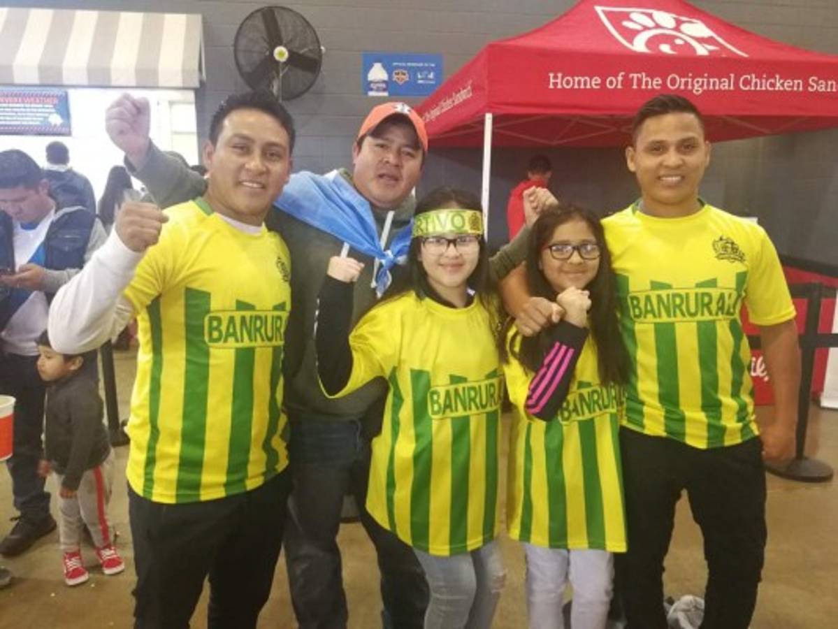 ¡Ni la lluvia los detuvo! Afición del Guastatoya puso el ambiente en el BBVA Compass Stadium
