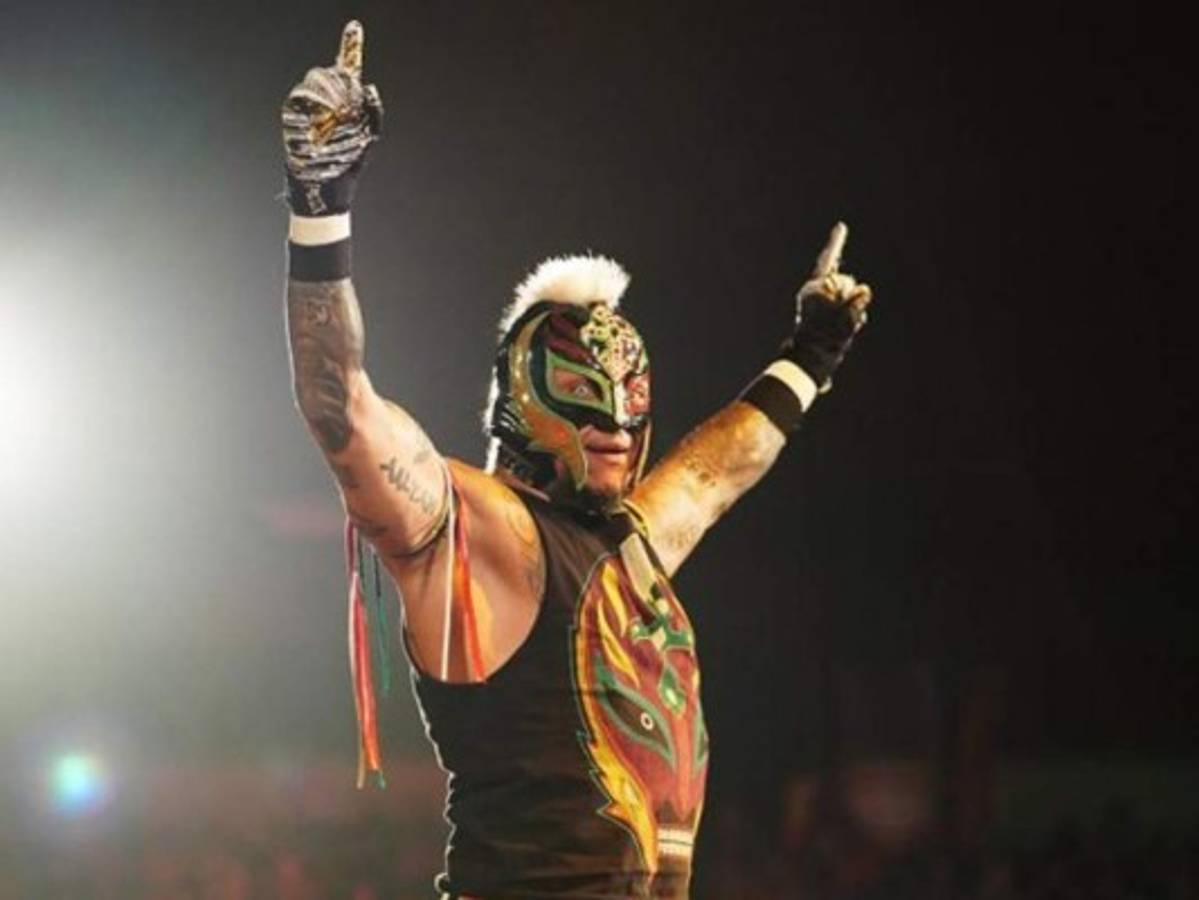 Sin máscara: Rey Mysterio muestra su cara oculta por amor y sorprende a los fanáticos de la WWE