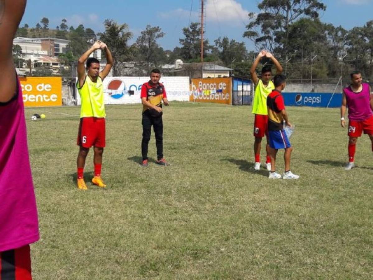 Liga de Ascenso: Uniforme del Barcelona, cancha inundada y Maco Mejía dando instrucciones