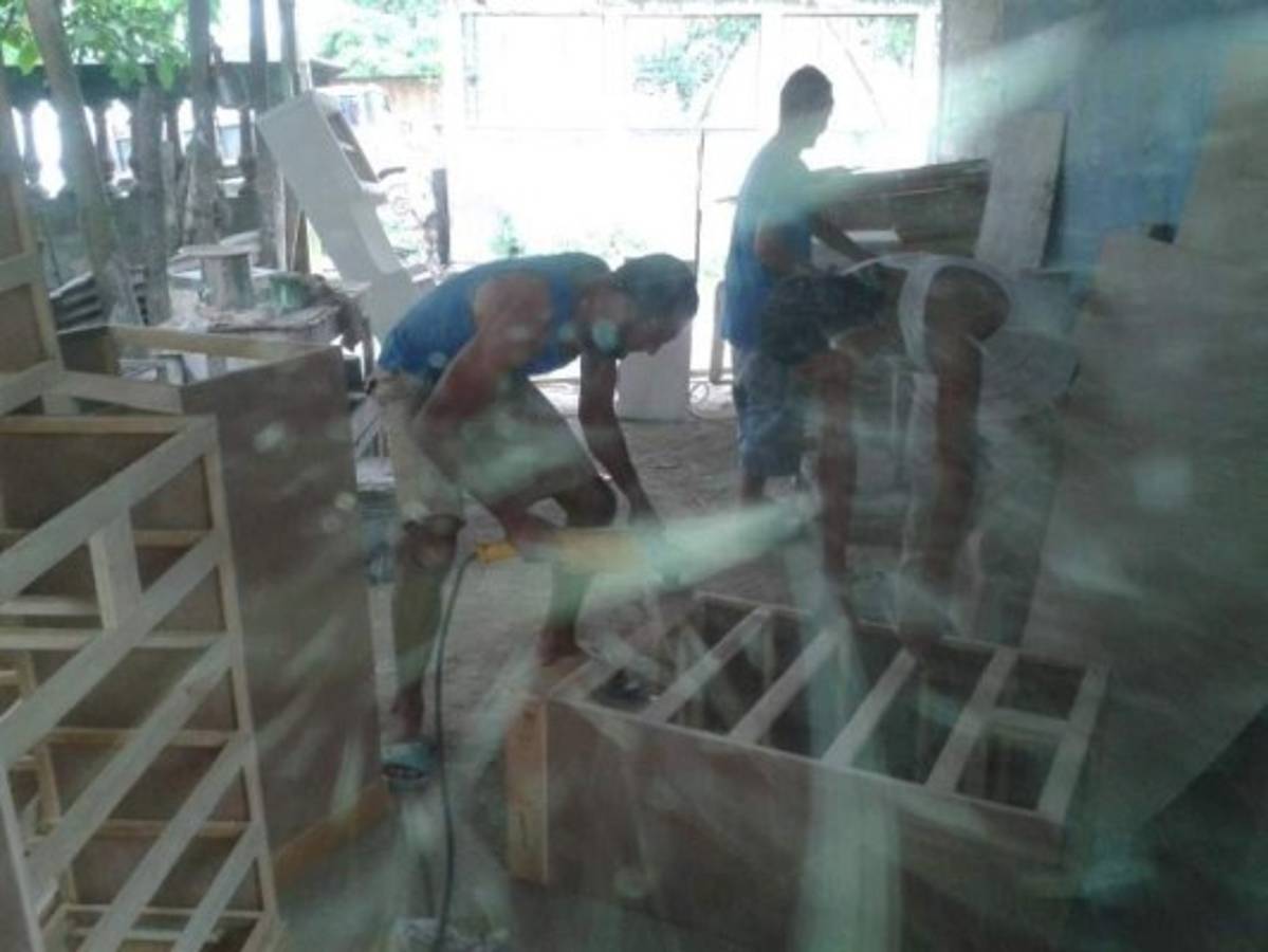 Así es la nueva vida del futbolista Manuel Doño en el taller de ebanistería