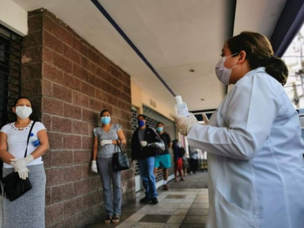 Salvadoreños comienzan a acatar la medidas de distanciamiento y Nayib Bukele lo presume