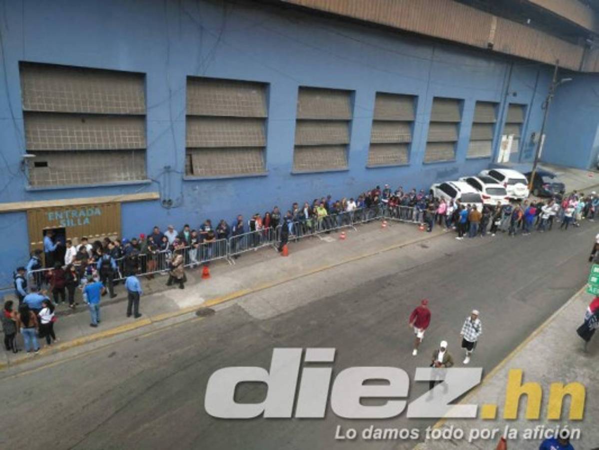 Ambientazo: Largas filas y hasta hinchas tatuados en la final entre Motagua y Olimpia