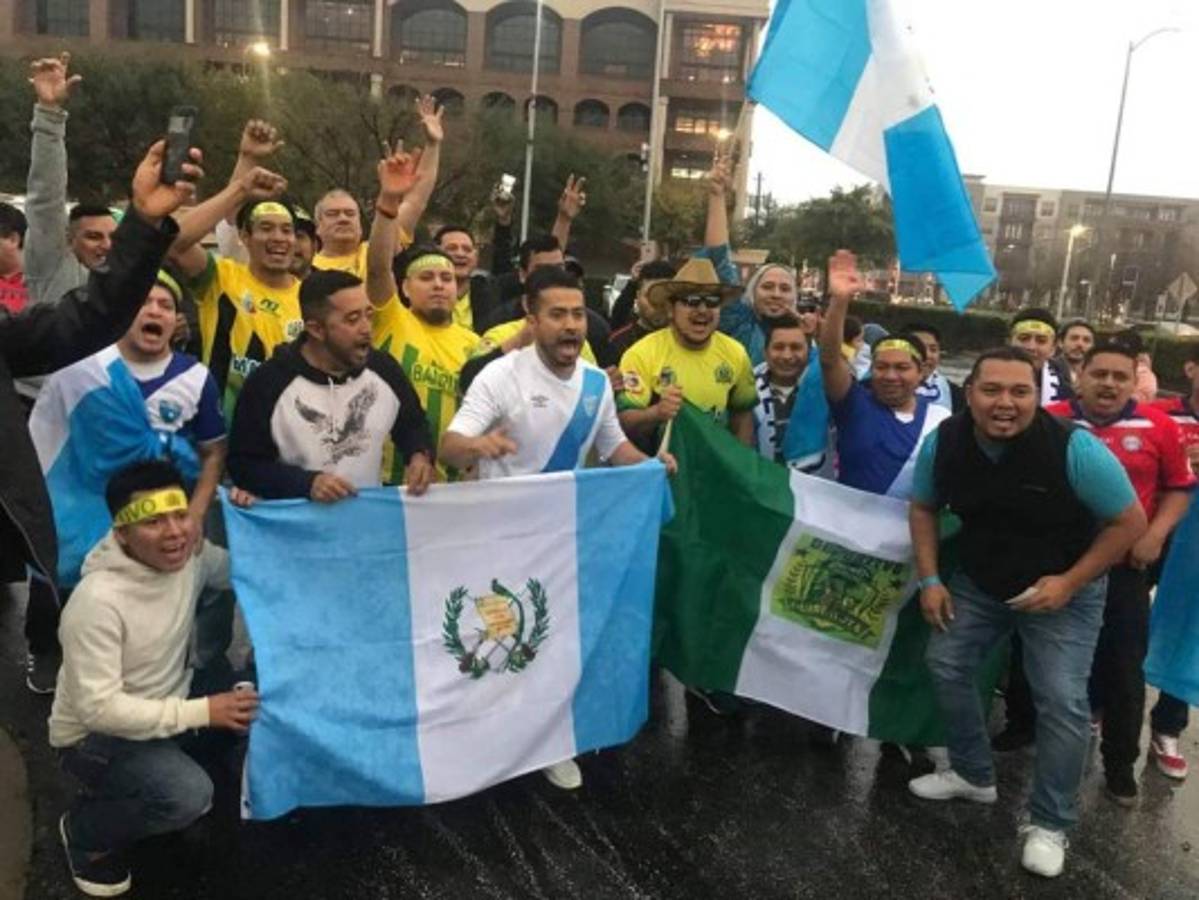 ¡Ni la lluvia los detuvo! Afición del Guastatoya puso el ambiente en el BBVA Compass Stadium