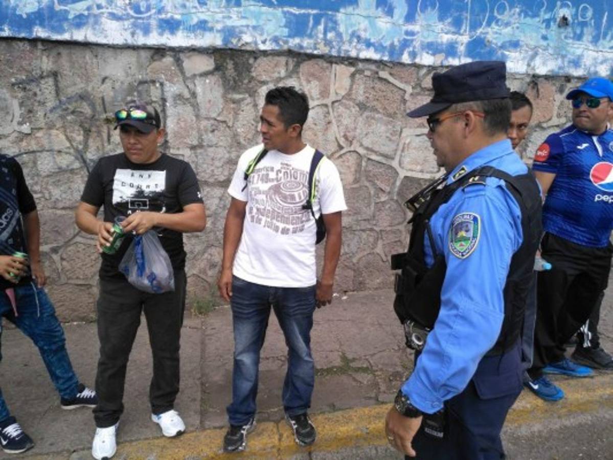 FOTOS: Alta seguridad en el clásico capitalino con tanquetas y fuertes retenes