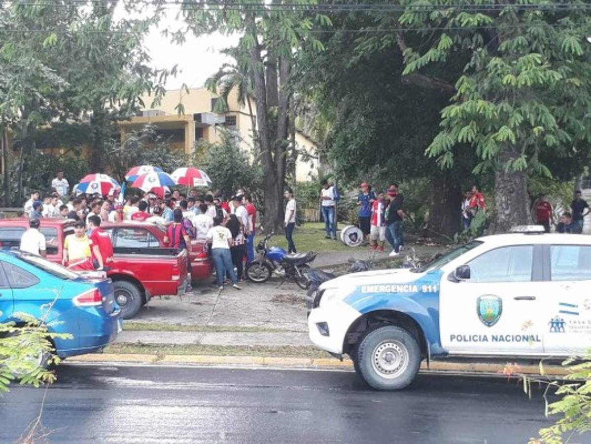 ENORME: La barra del Olimpia arropa al equipo previo a la final ante Santos