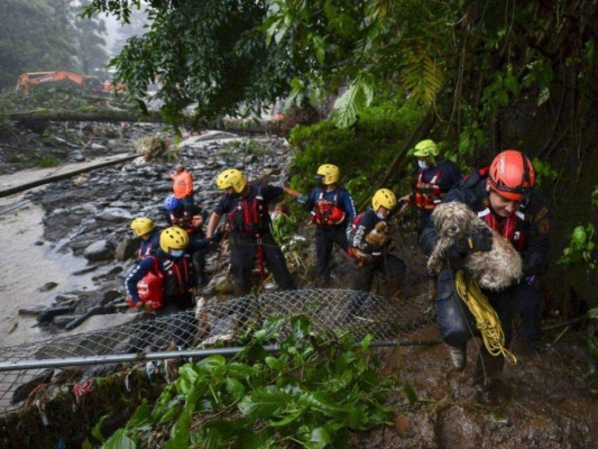 Sorprendentes fotos: Hondureños no abandonan a sus animales durante el desastre provocado por Eta