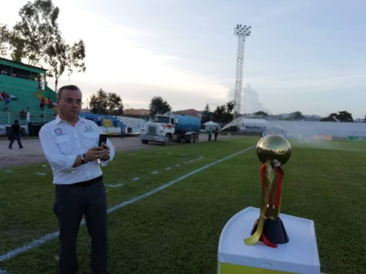 Bellas chicas, el curioso sistema de riego y la Copa en la final del Ascenso