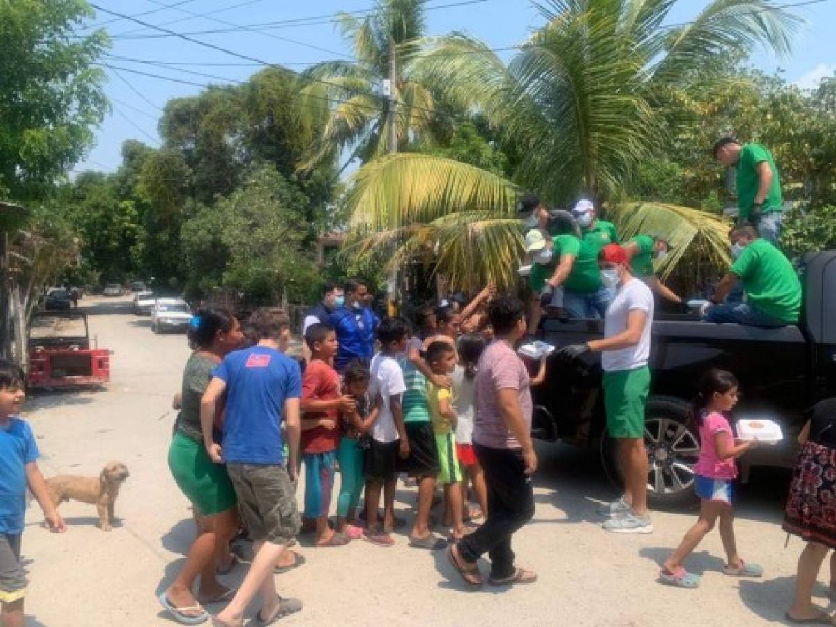 Volpi y Espíndola reparten comida a los más necesitados en medio del coronavirus