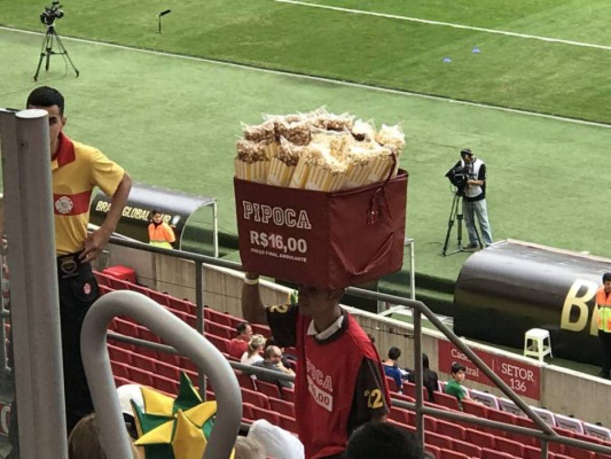 El color: Bonito ambiente en el estadio Beira Río para el Brasil-Honduras