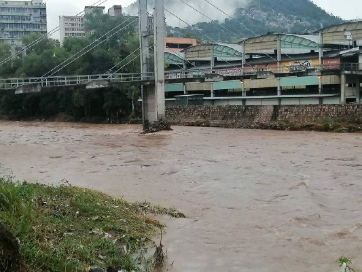 Impactantes fotos: El río Choluteca se desbordó anoche en Tegucigalpa tras el paso de Iota