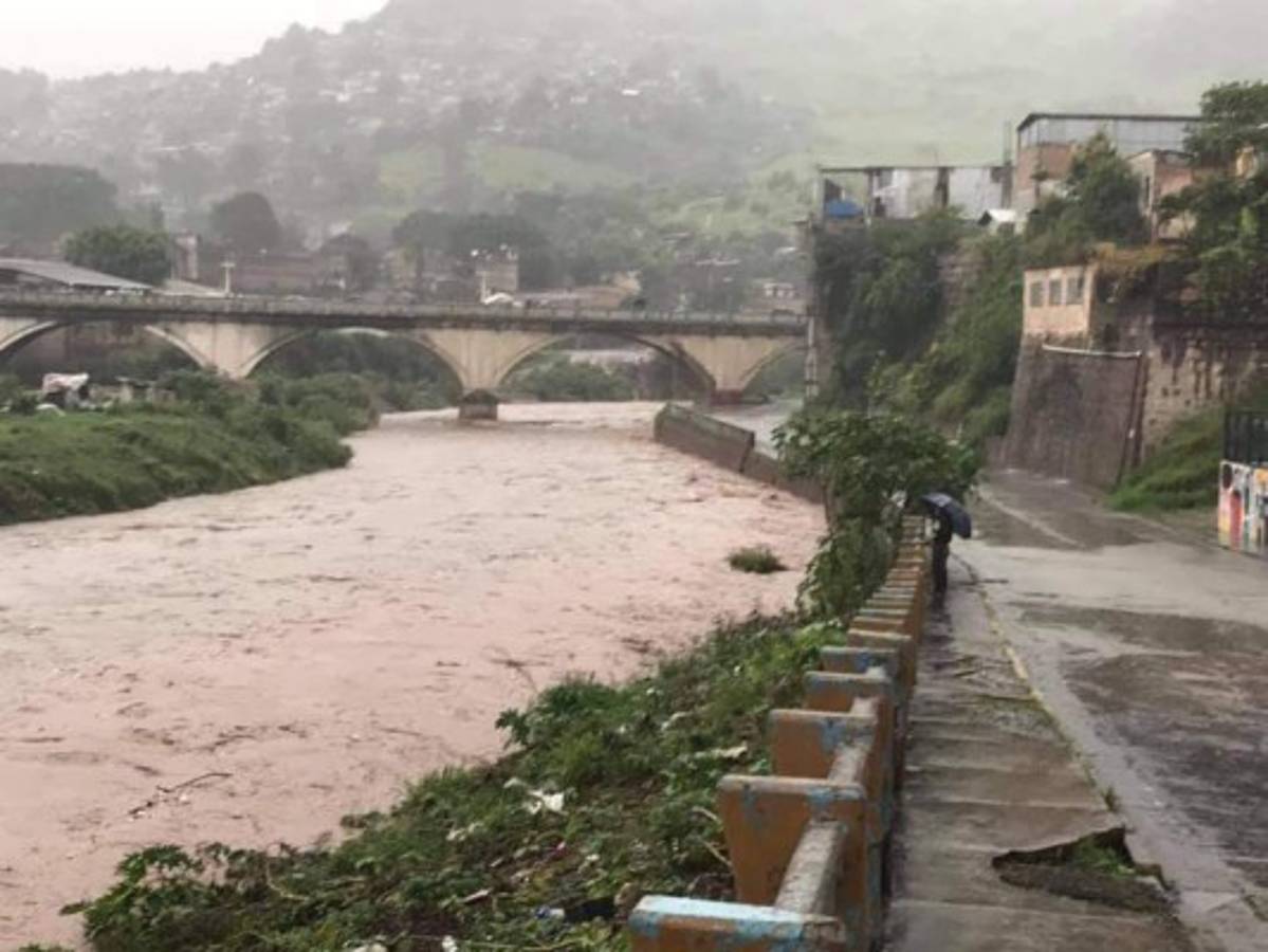Impactantes fotos: El río Choluteca se desbordó en la primera avenida del centro de Tegucigalpa