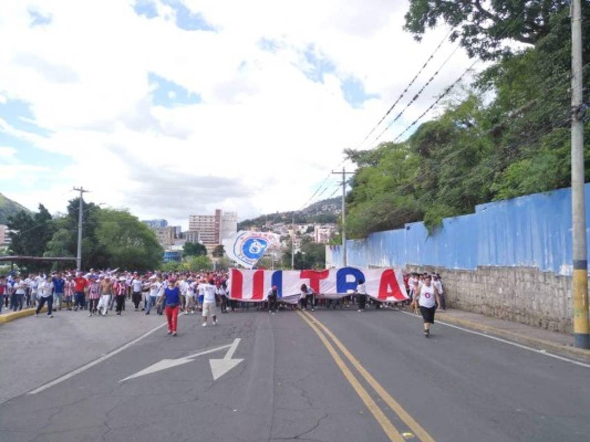 Así fue la llegada de la Ultra Fiel al Estadio Nacional para apoyar al Olimpia