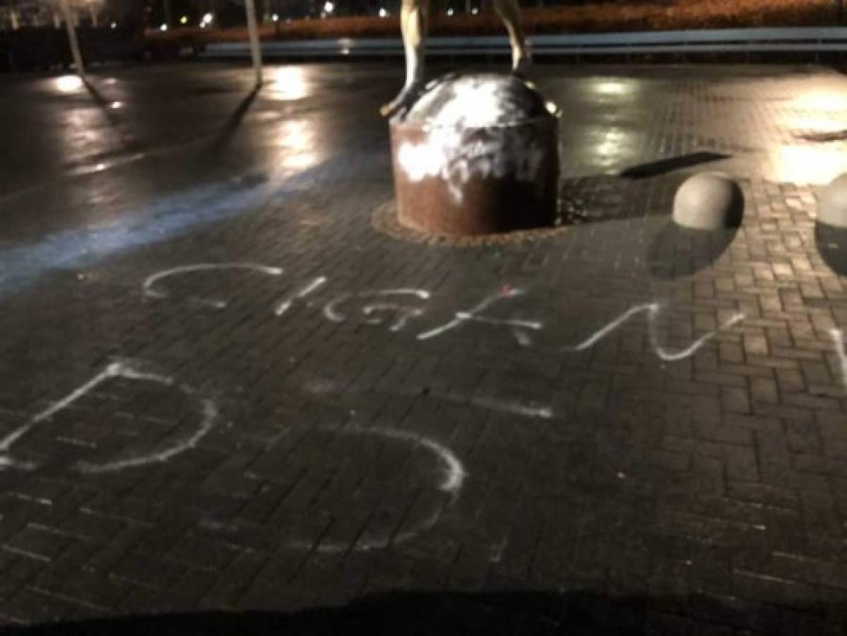 Zlatan Ibrahimovic se hace dueño de un club y los hinchas del Malmo destrozan su casa y queman su estatua