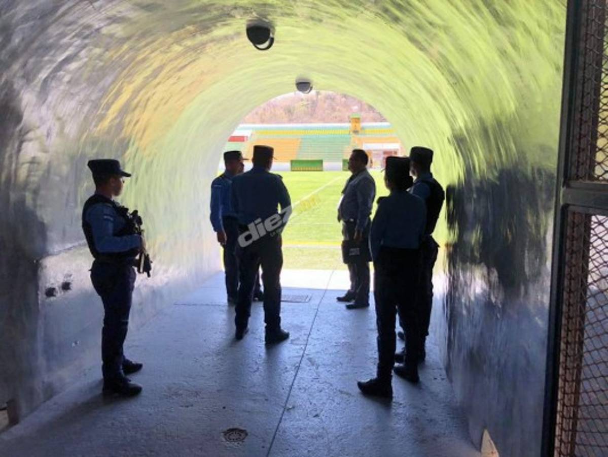 Pese al coronavirus, 120 policías llegan al Carlos Miranda sin protección; silencio total en el Motagua-Olimpia