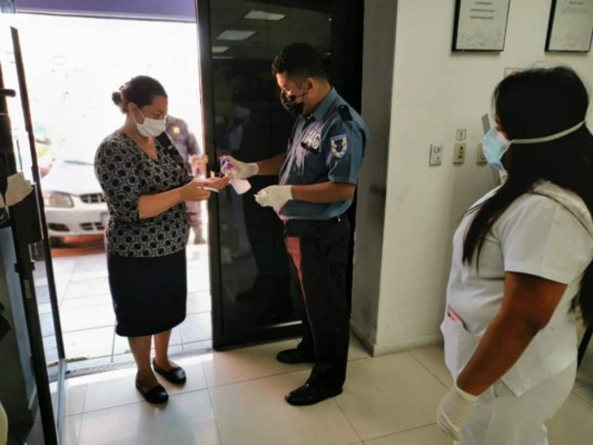 Salvadoreños comienzan a acatar la medidas de distanciamiento y Nayib Bukele lo presume