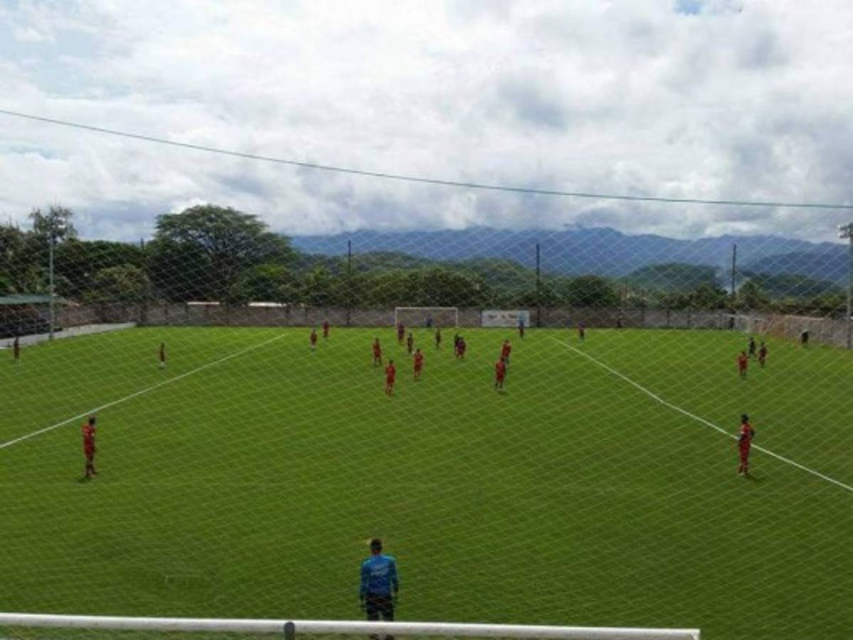 La cancha de tierra donde se jugará Copa Presidente y otros estadios en mal estado