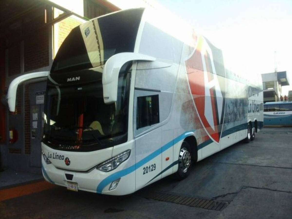 Los lujosos autobuses en lo que se transportan los legionarios hondureños