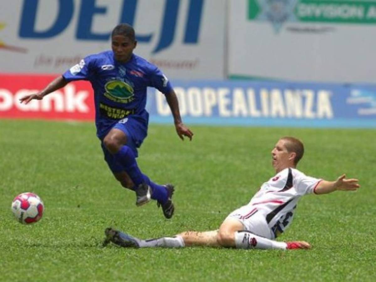 Las figuras del fútbol tico que están cerca del retiro