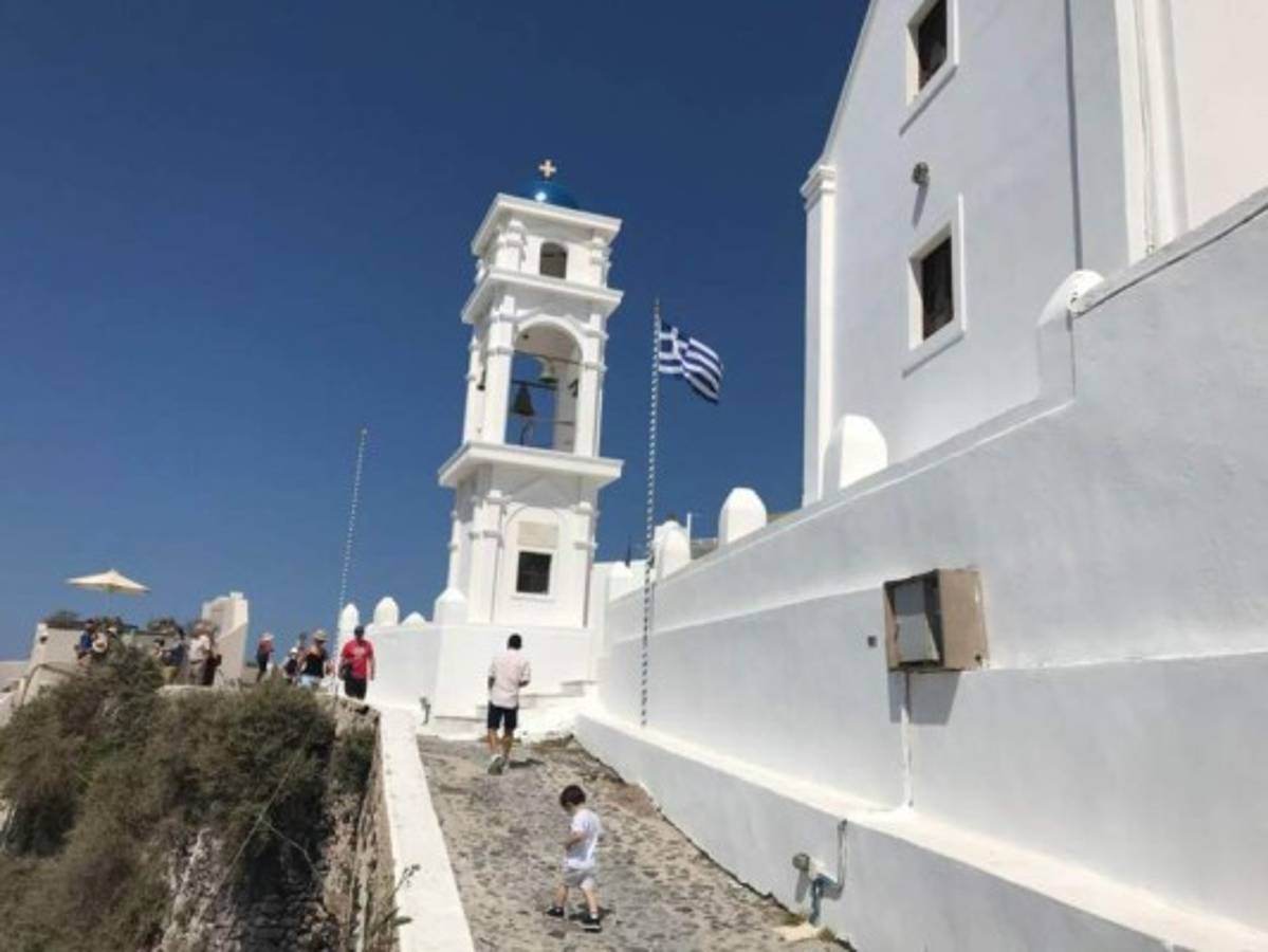 ESPECTACULAR: Las vacaciones del hondureño Alfredo Mejía en Santorini, paraíso griego