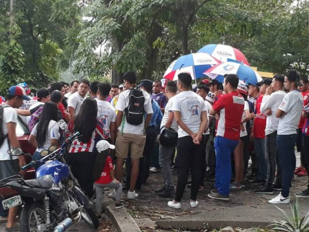 ENORME: La barra del Olimpia arropa al equipo previo a la final ante Santos
