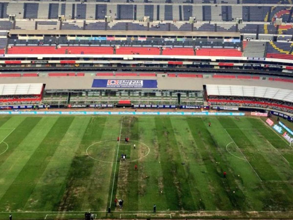 FOTOS: La cancha del estadio Azteca está convertida en un 'chiquero'