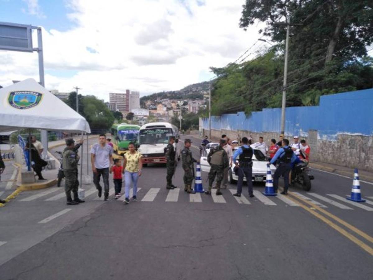 Así fue la llegada de la Ultra Fiel al Estadio Nacional para apoyar al Olimpia