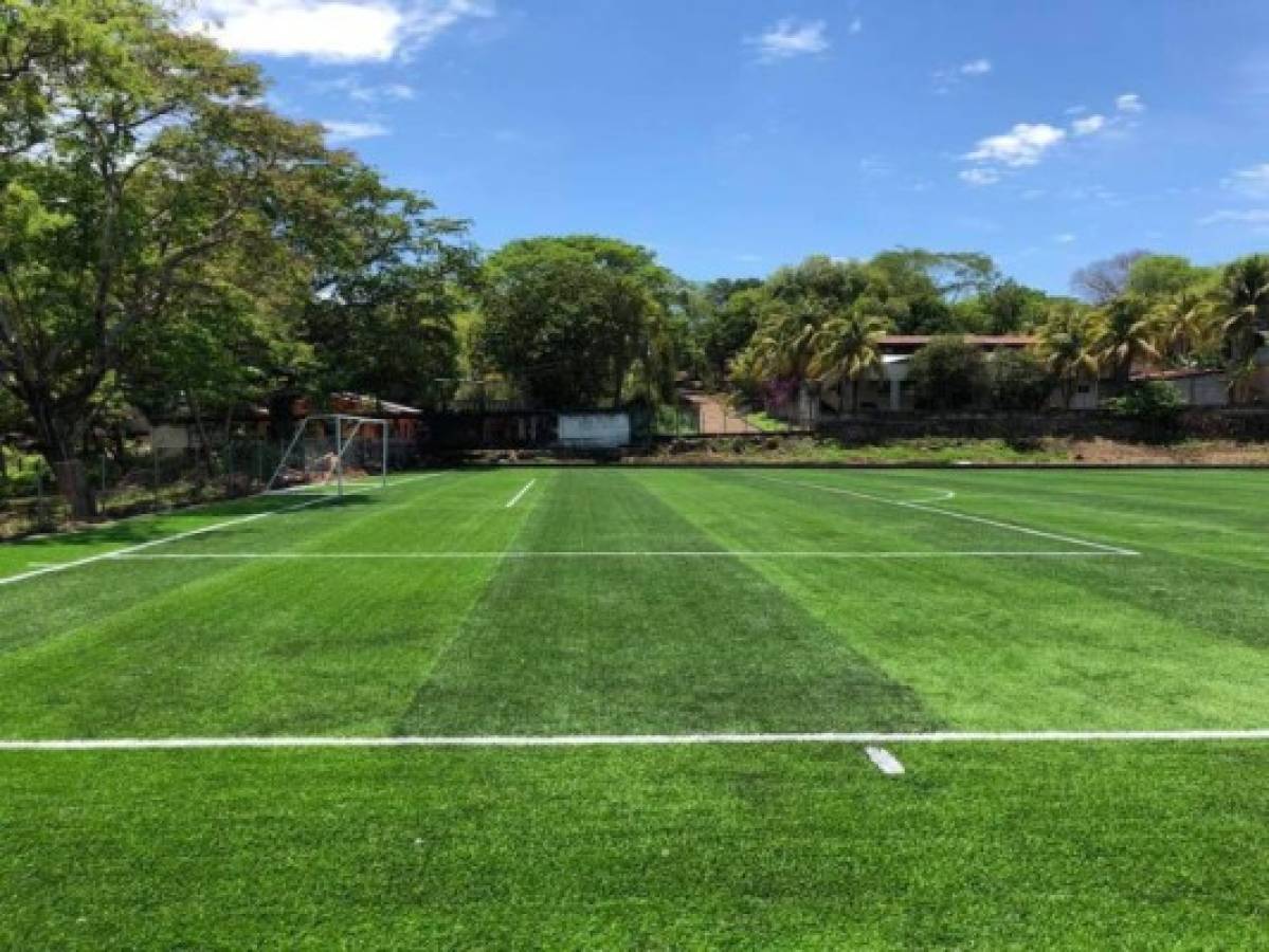 El hermoso campo de fútbol de grama sintética que hay ahora en Amapala, Valle