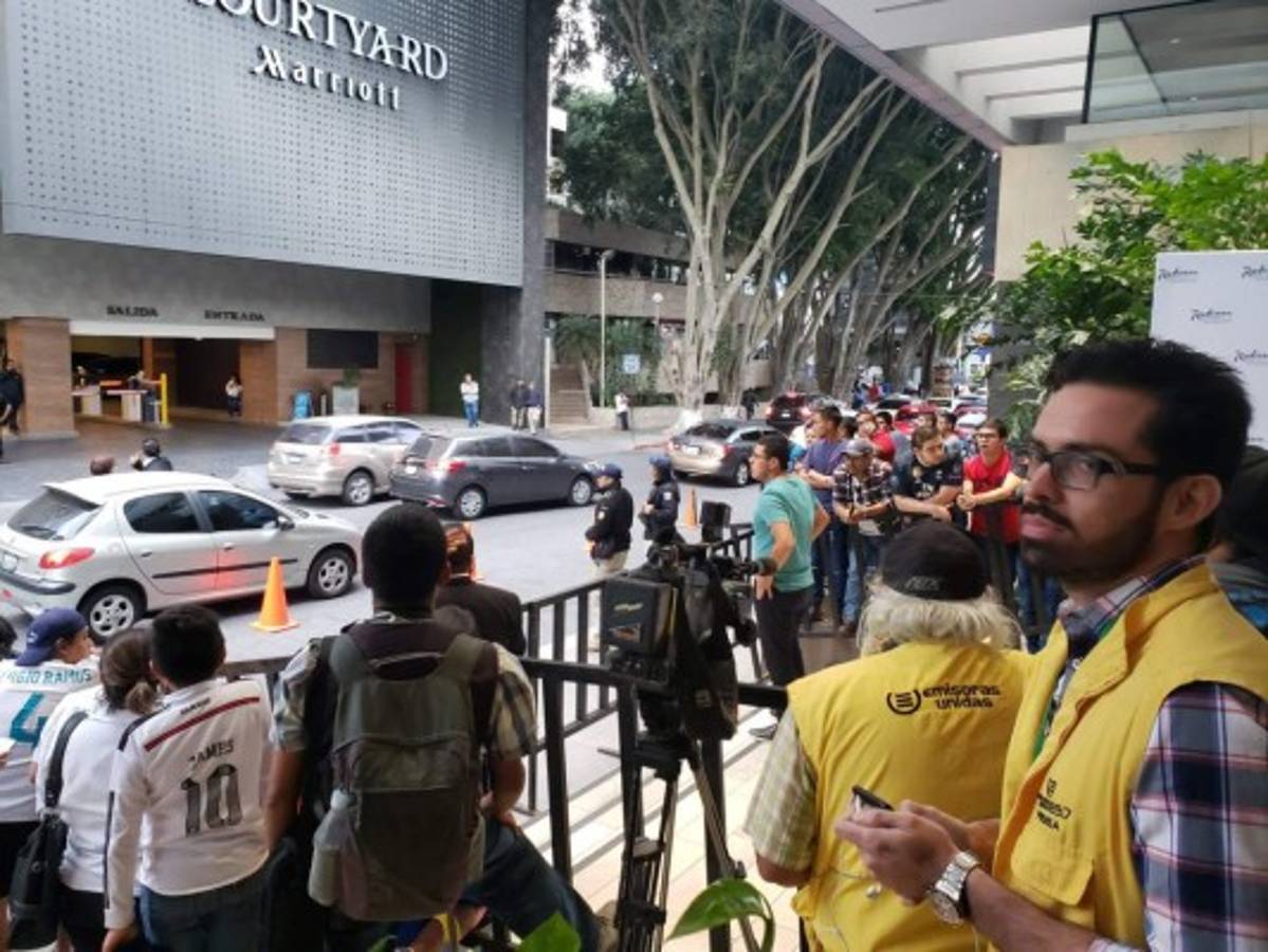 ¡Autógrafos, selfies y lágrimas! Keylor Navas desata locura a su llegada a Guatemala