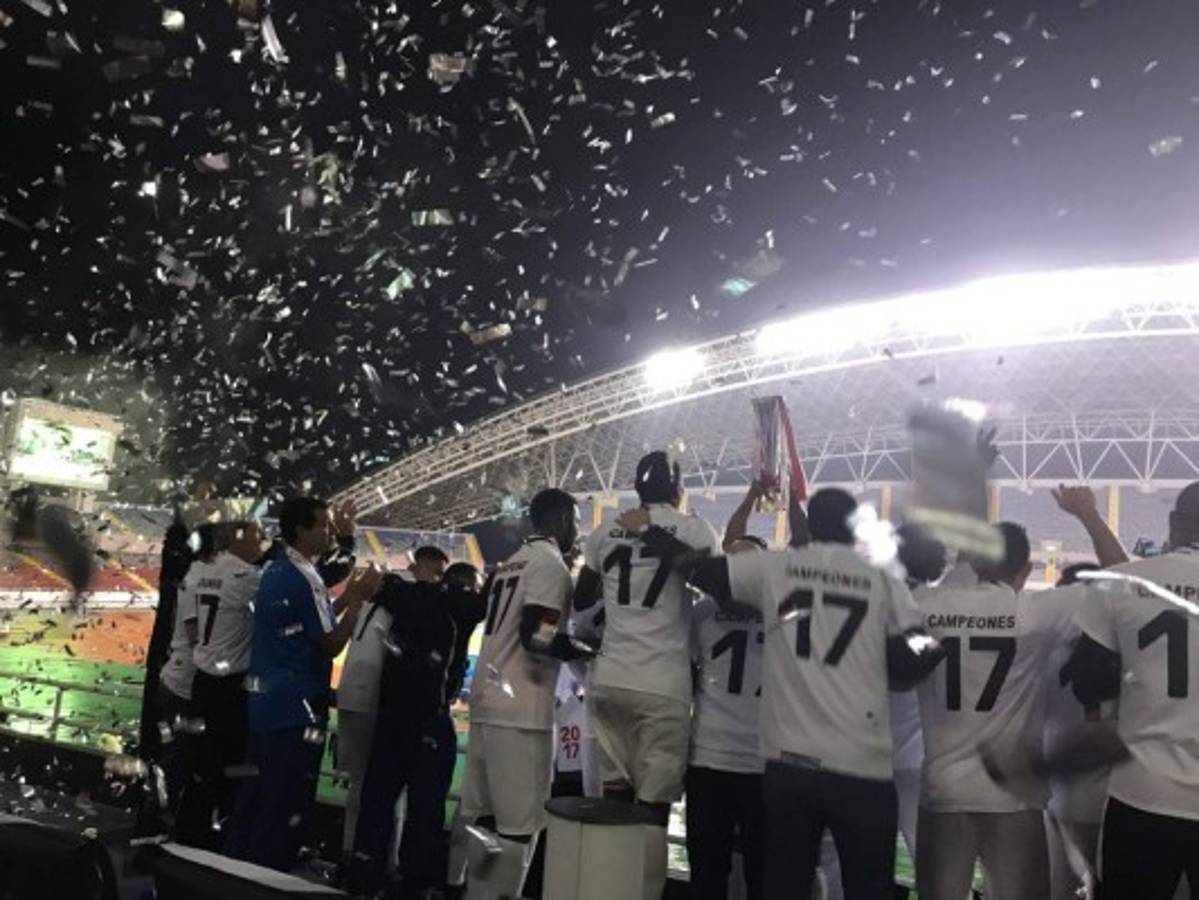 El festejo íntimo de los jugadores del Olimpia tras ganar la copa de Liga Concacaf