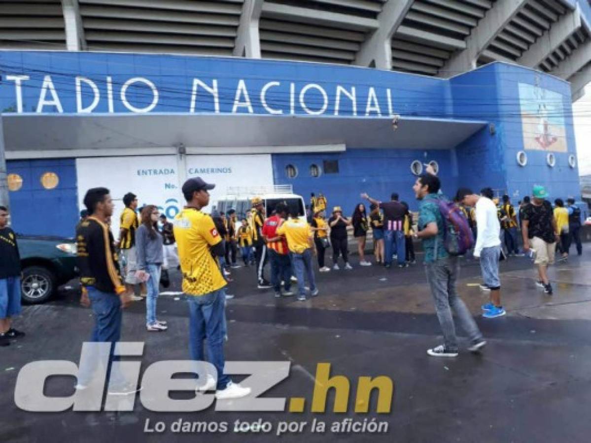 NO SE VIO POR TV: Pelea entre barras del Olimpia y Real España