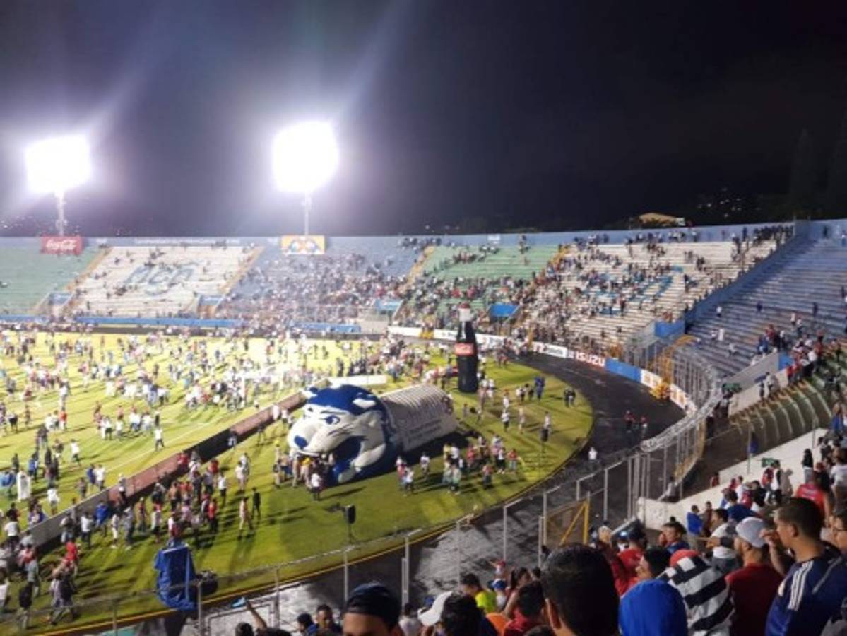 ¡Muertos, heridos y desmayados! El caos dentro y fuera del Estadio Nacional