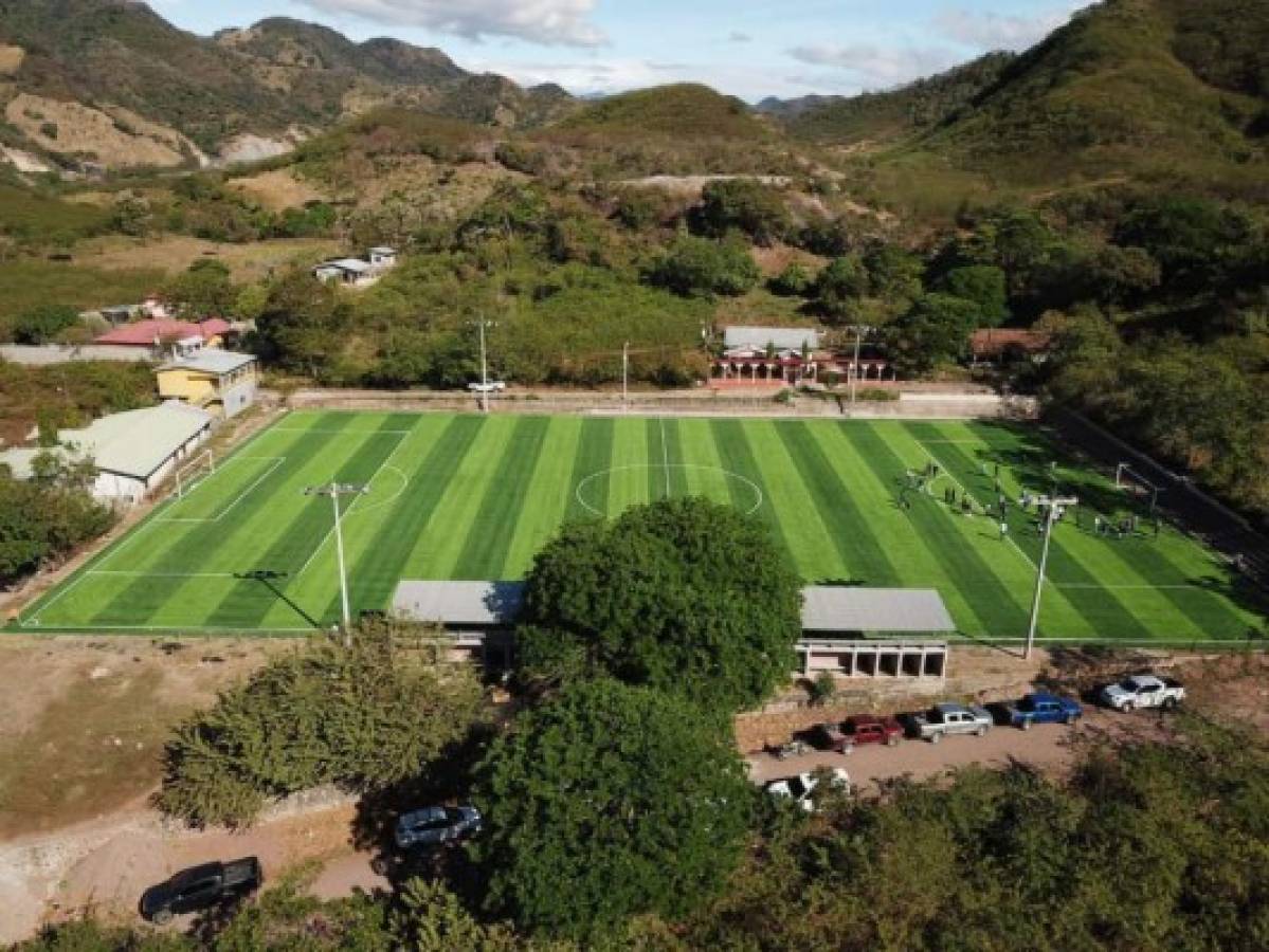 El bonito campo de fútbol en Caridad, Valle, con grama sintética y donde se jugará burocrático